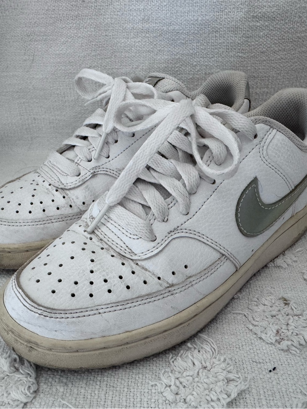 Nike Womens Vision Low Metallic Swoosh Shoes SZ 7